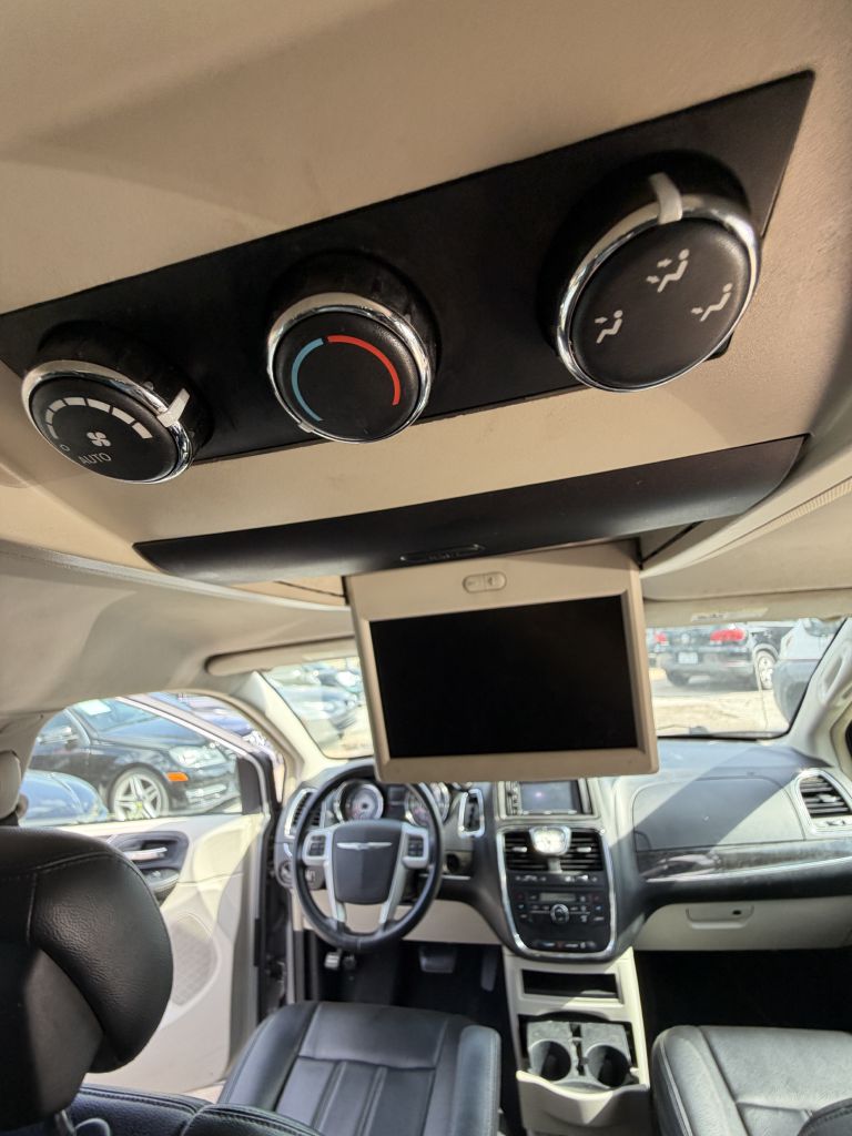 Photo 33 of this CHRYSLER TOWN & COUNTRY