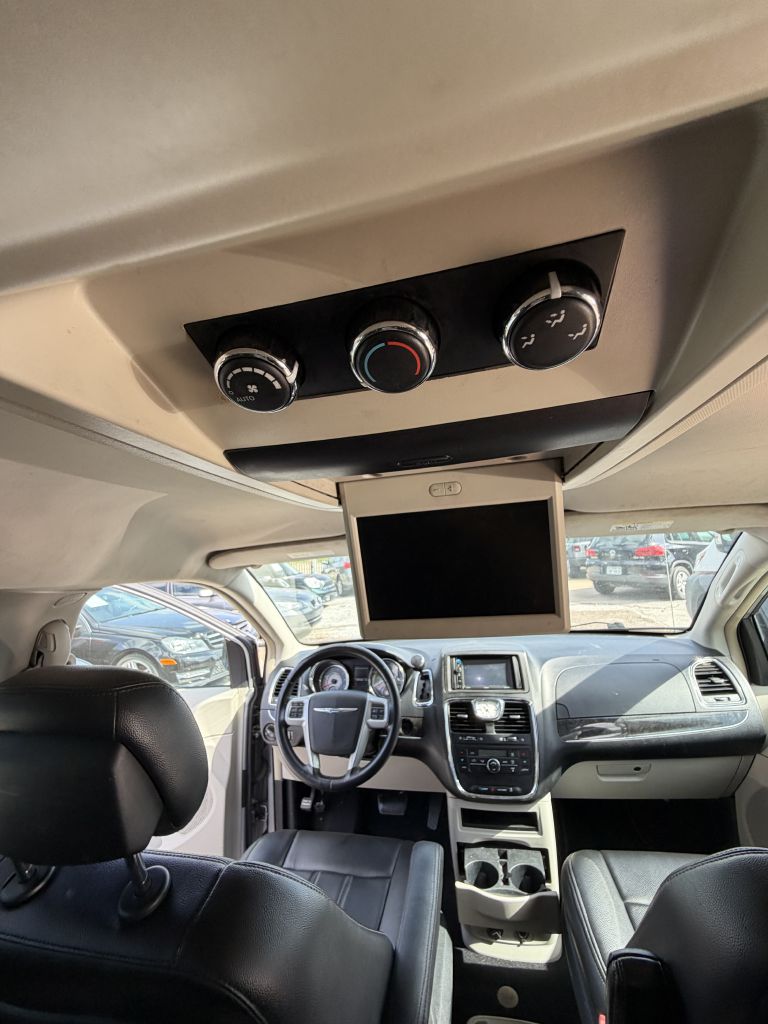 Photo 34 of this CHRYSLER TOWN & COUNTRY