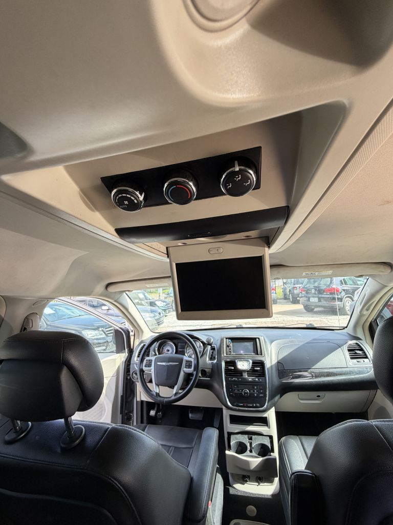 Photo 35 of this CHRYSLER TOWN & COUNTRY