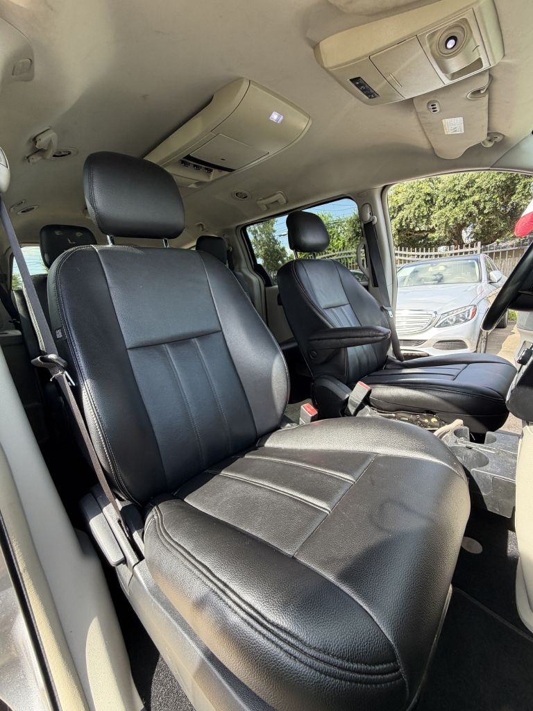 Photo 37 of this CHRYSLER TOWN & COUNTRY