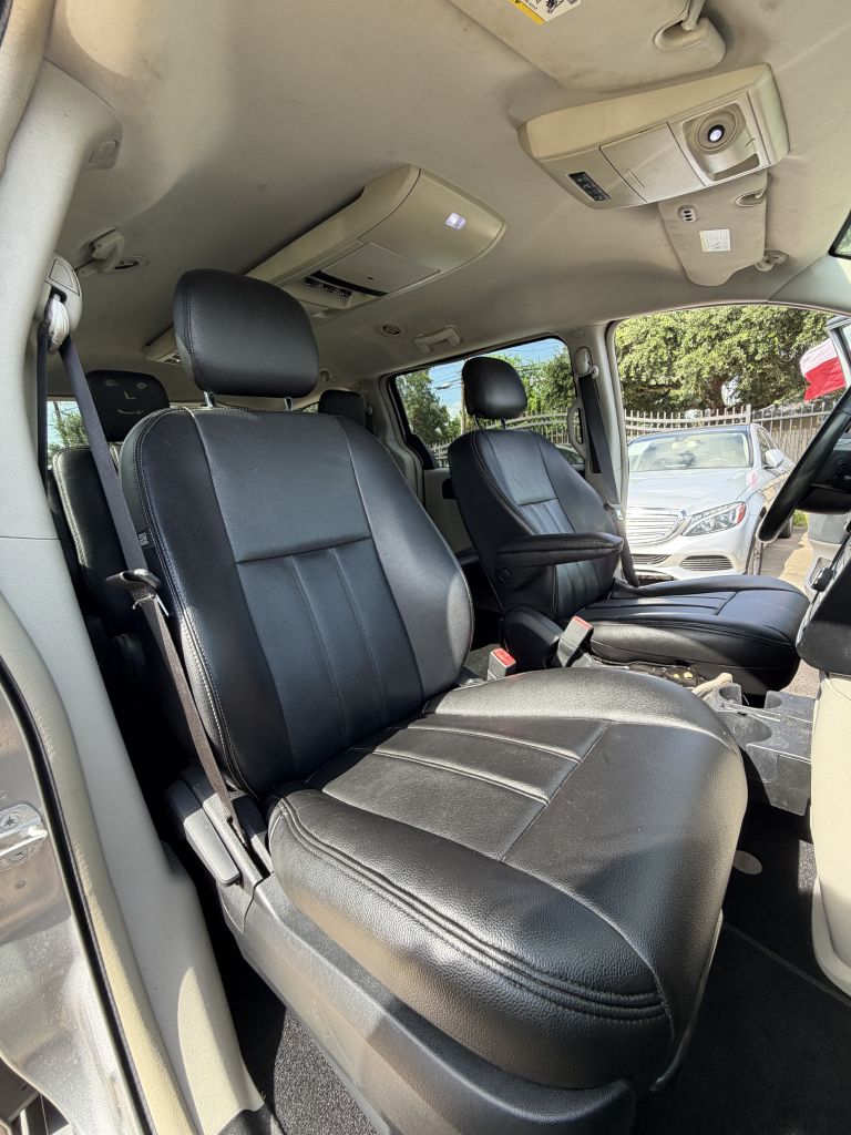 Photo 38 of this CHRYSLER TOWN & COUNTRY