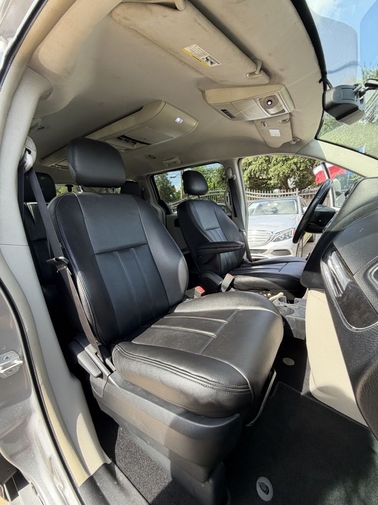 Photo 39 of this CHRYSLER TOWN & COUNTRY
