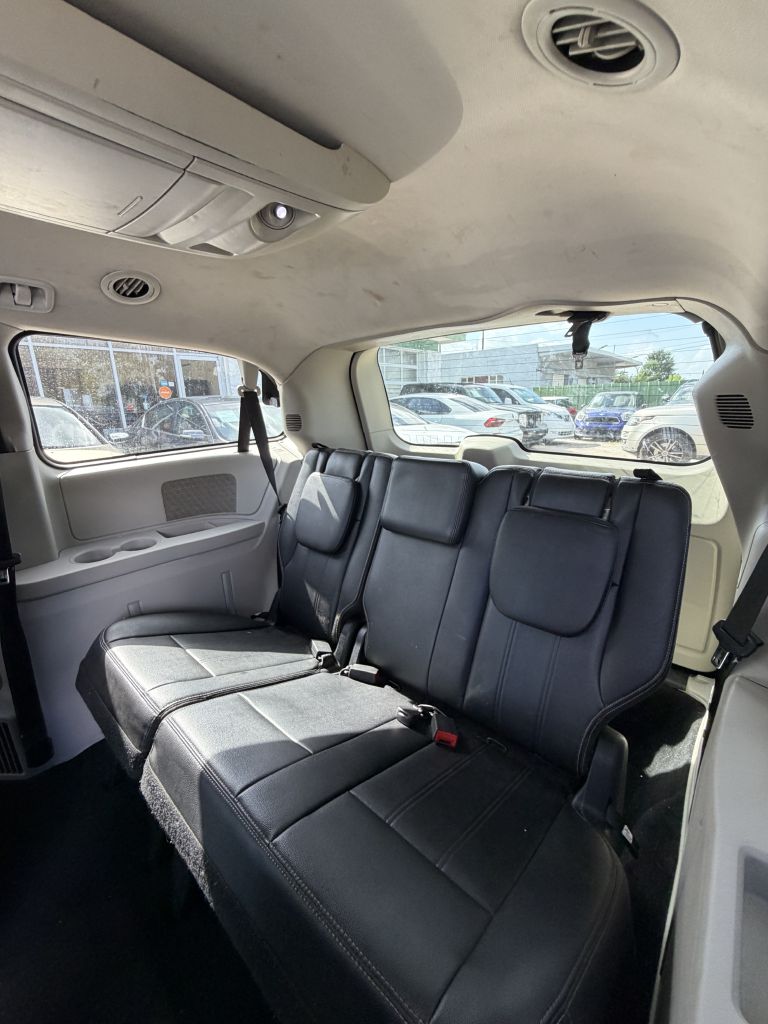 Photo 40 of this CHRYSLER TOWN & COUNTRY