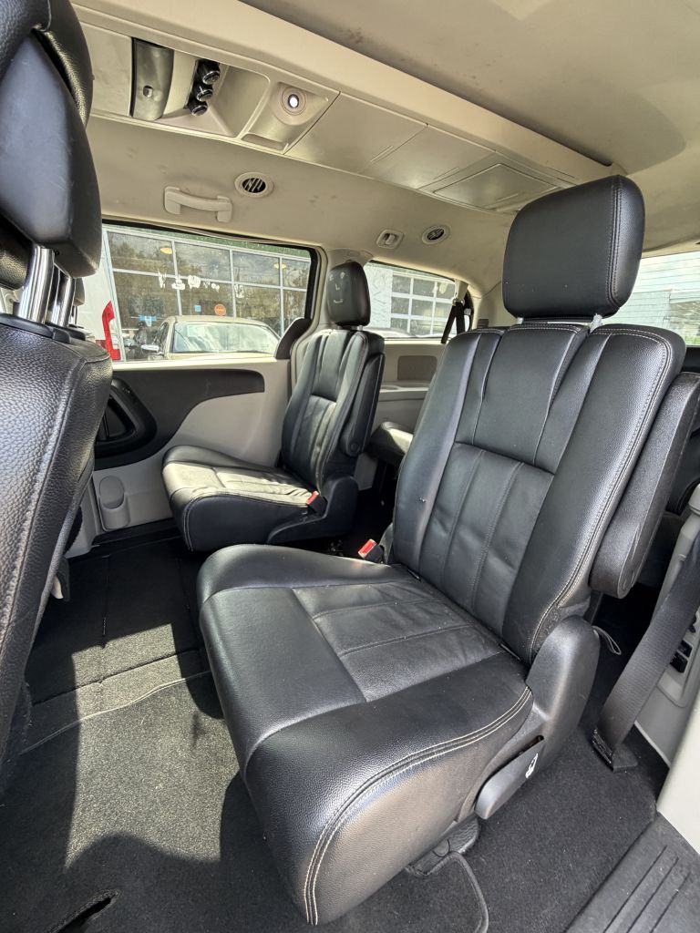 Photo 42 of this CHRYSLER TOWN & COUNTRY