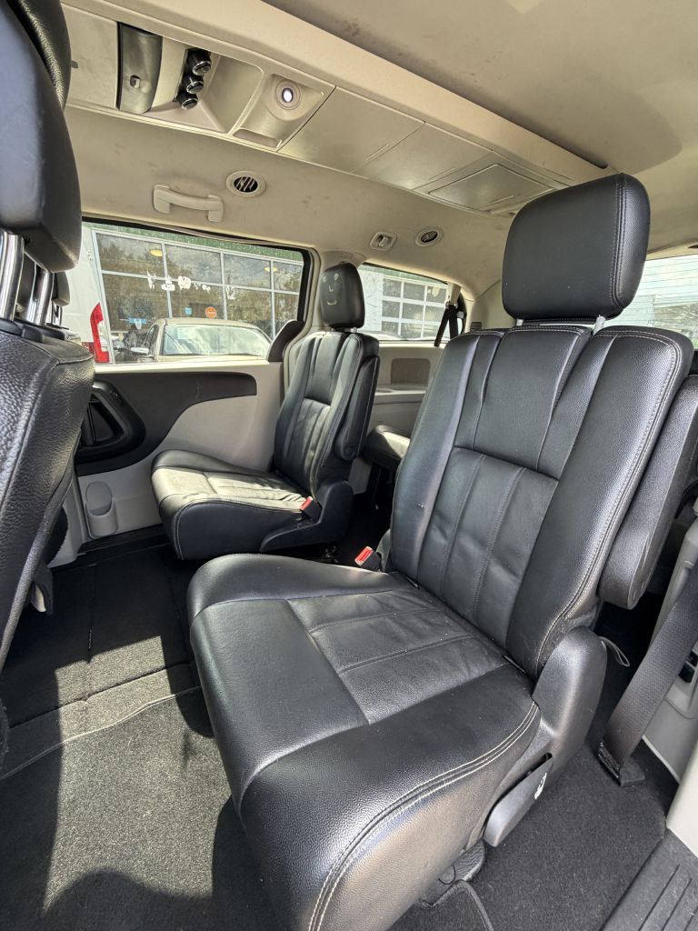 Photo 43 of this CHRYSLER TOWN & COUNTRY
