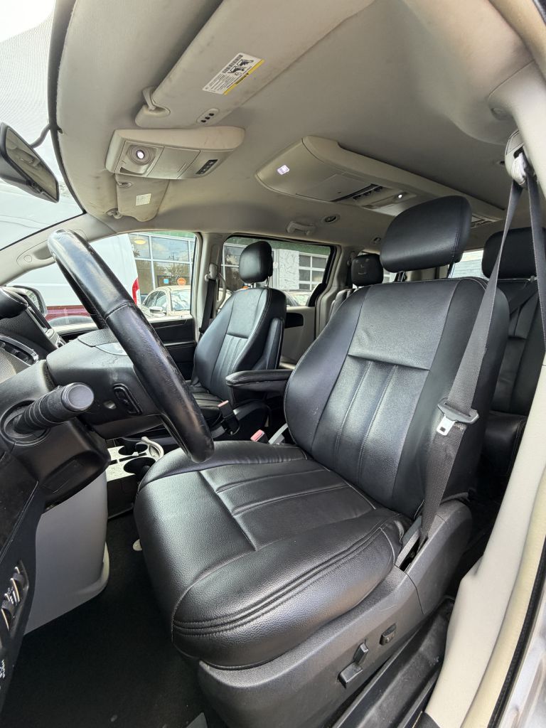 Photo 44 of this CHRYSLER TOWN & COUNTRY