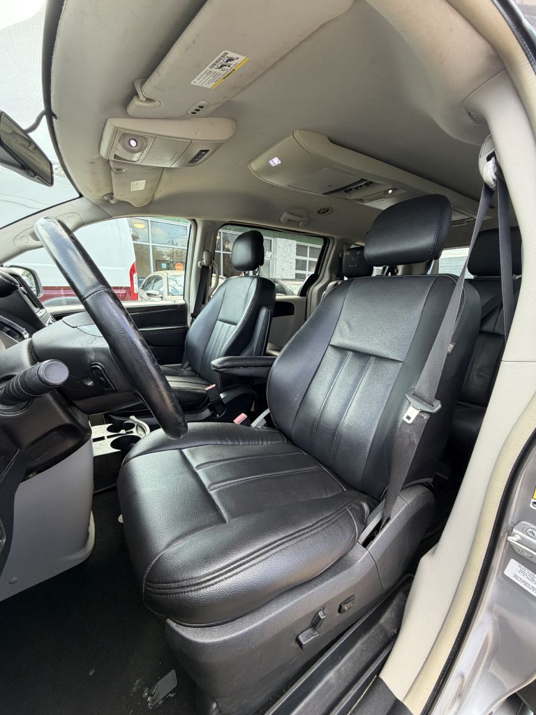 Photo 45 of this CHRYSLER TOWN & COUNTRY