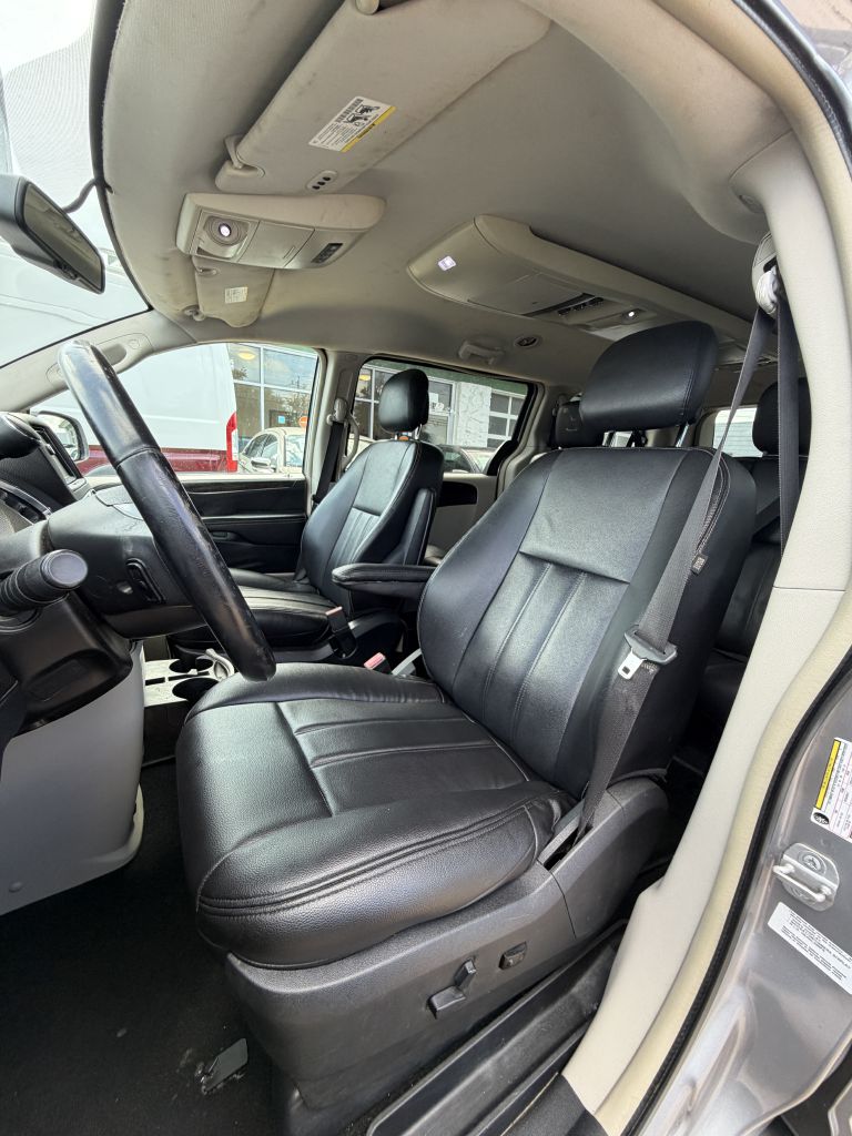 Photo 46 of this CHRYSLER TOWN & COUNTRY