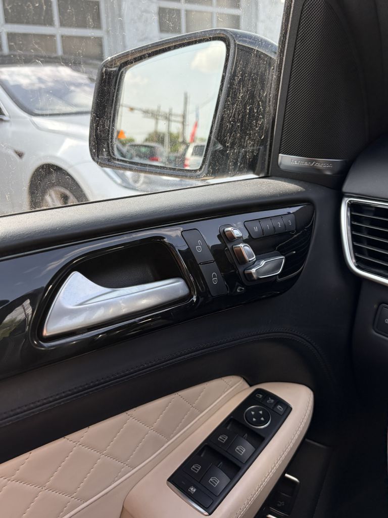 Photo 17 of this MERCEDES-BENZ GLS