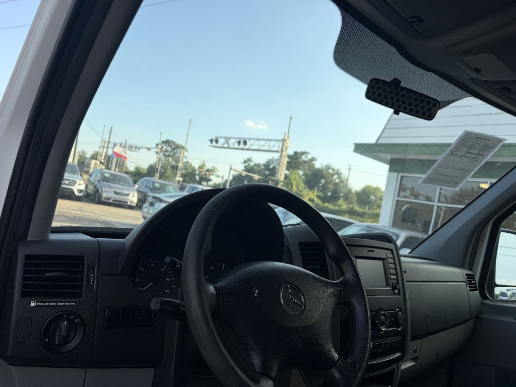 Photo 13 of this MERCEDES-BENZ SPRINTER