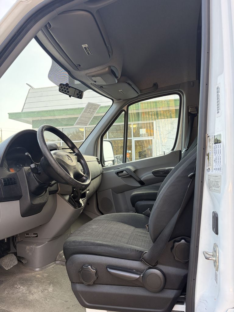 Photo 14 of this MERCEDES-BENZ SPRINTER