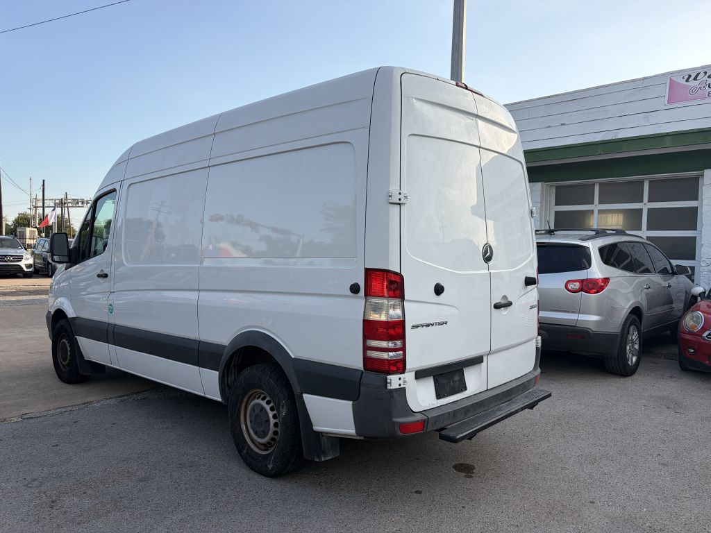 Photo 17 of this MERCEDES-BENZ SPRINTER
