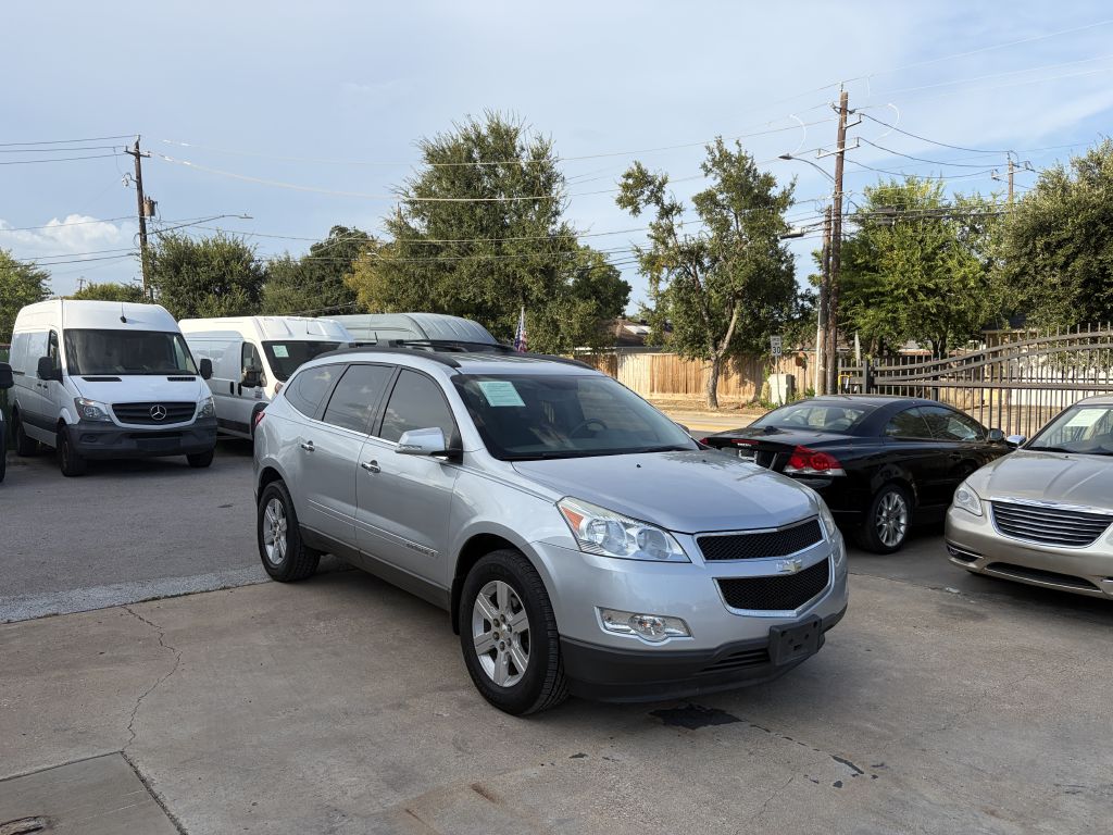 Photo 2 of this CHEVROLET TRAVERSE