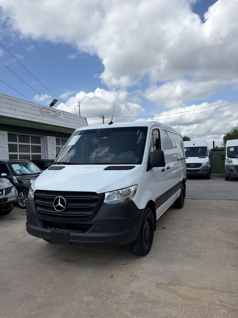 Photo 2 of this MERCEDES-BENZ SPRINTER