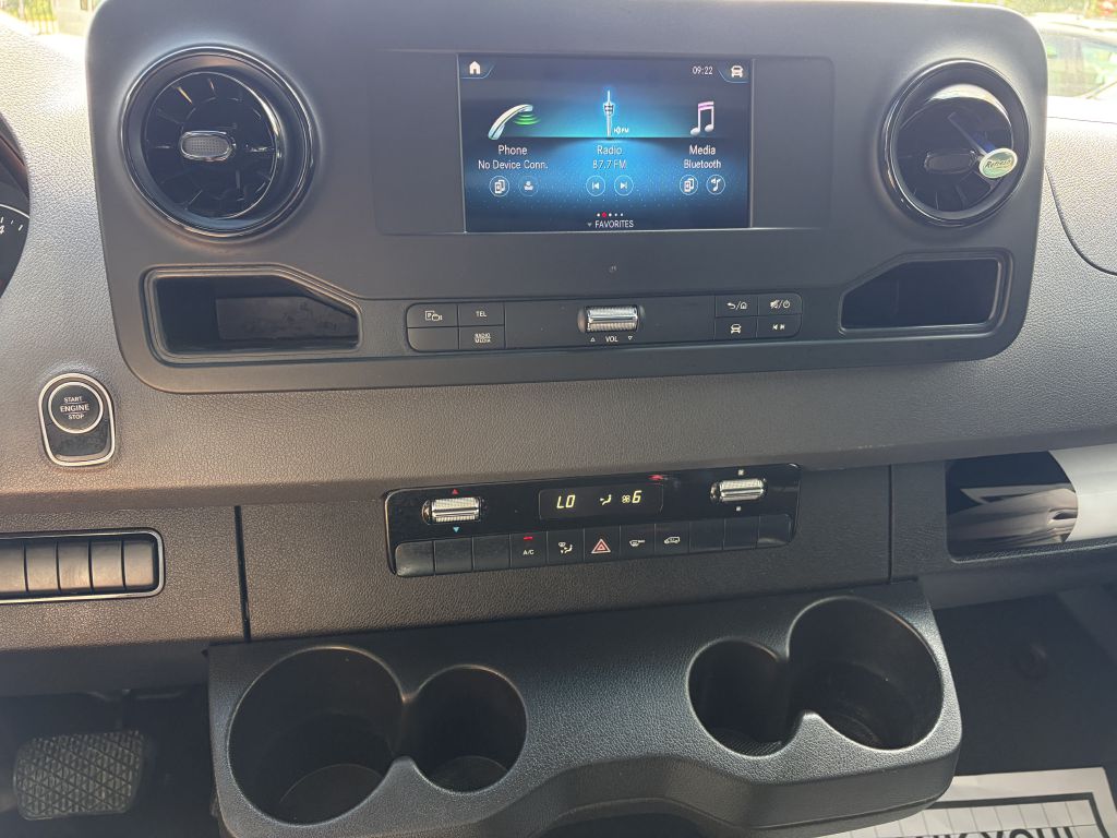 Photo 9 of this MERCEDES-BENZ SPRINTER