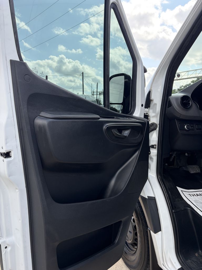 Photo 12 of this MERCEDES-BENZ SPRINTER