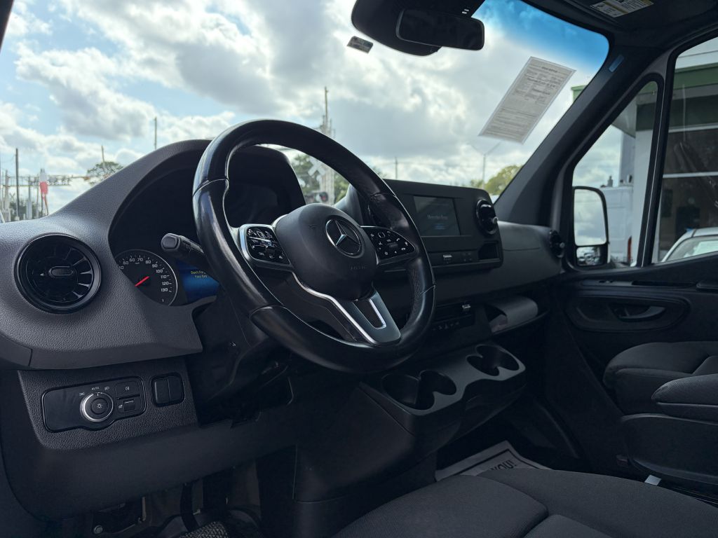Photo 5 of this MERCEDES-BENZ SPRINTER