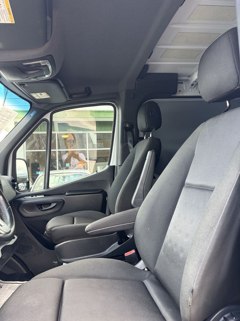 Photo 13 of this MERCEDES-BENZ SPRINTER