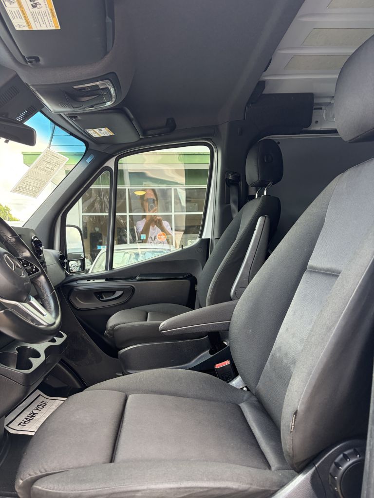 Photo 14 of this MERCEDES-BENZ SPRINTER