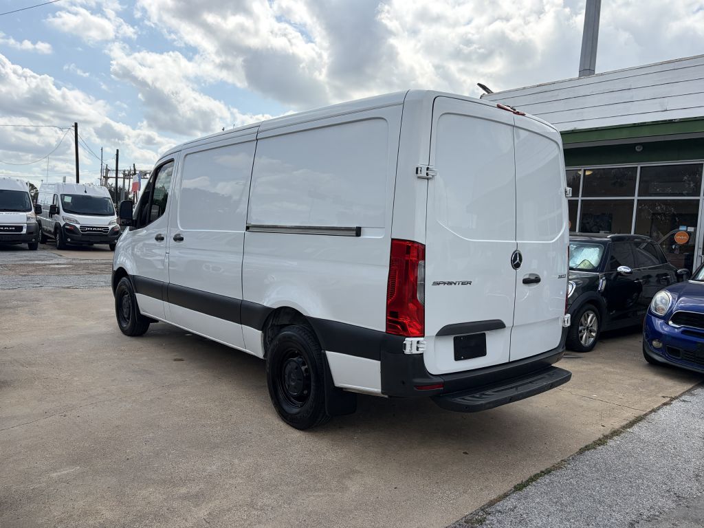 Photo 15 of this MERCEDES-BENZ SPRINTER