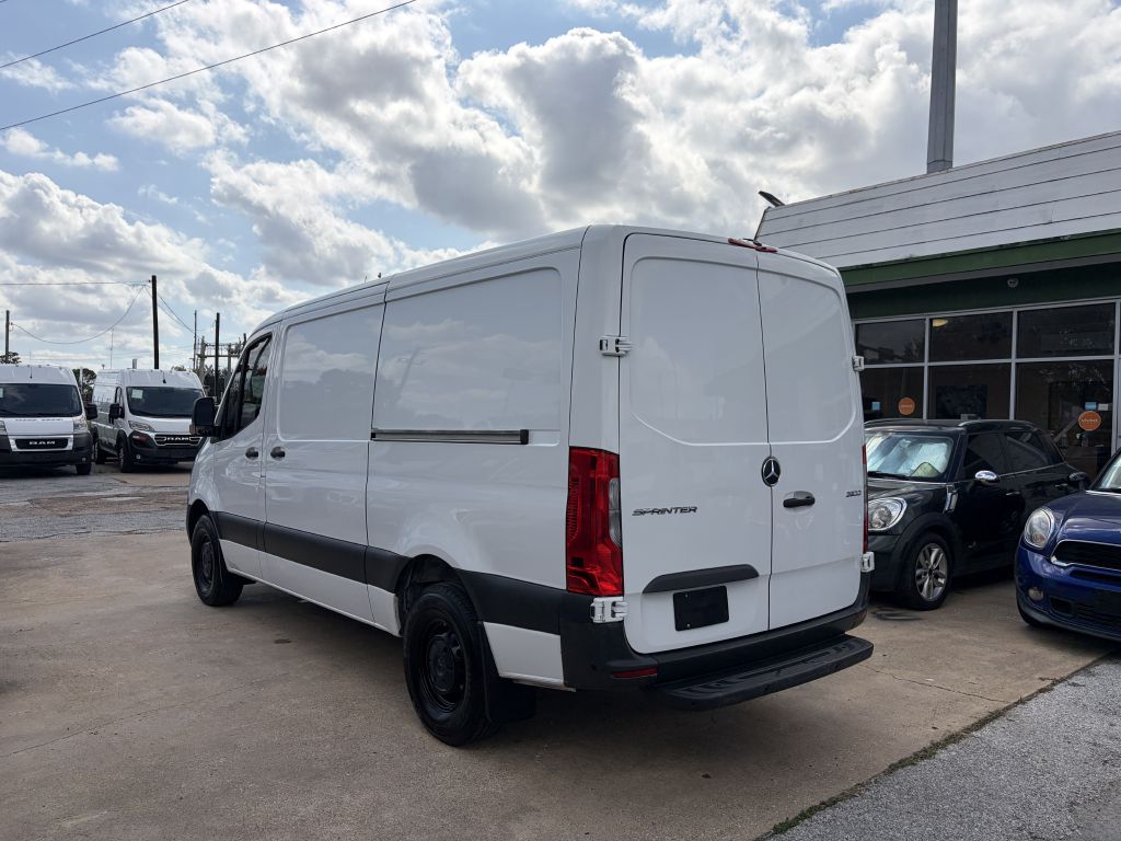 Photo 16 of this MERCEDES-BENZ SPRINTER