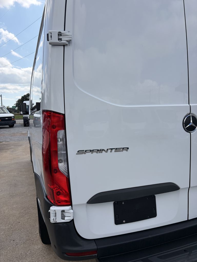 Photo 17 of this MERCEDES-BENZ SPRINTER