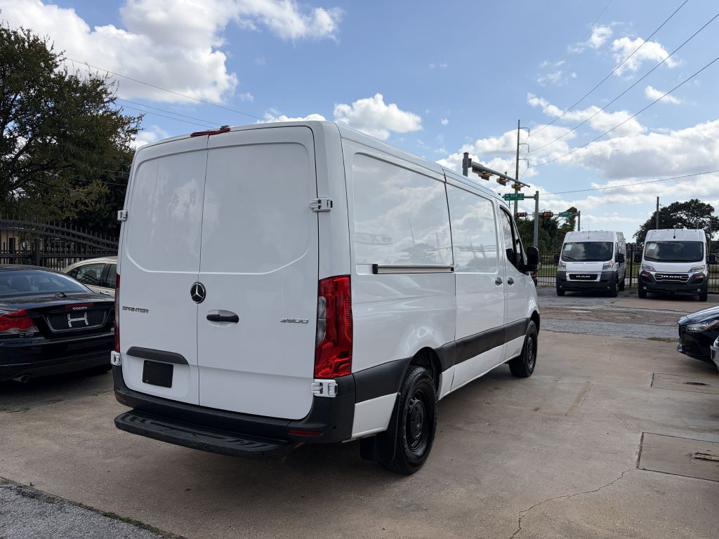 Photo 19 of this MERCEDES-BENZ SPRINTER