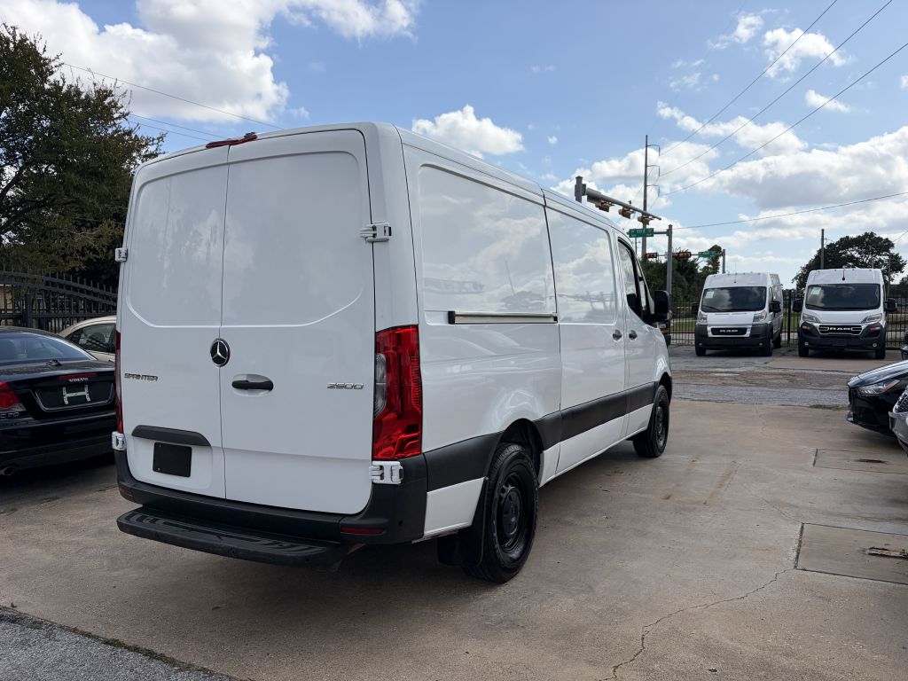 Photo 20 of this MERCEDES-BENZ SPRINTER