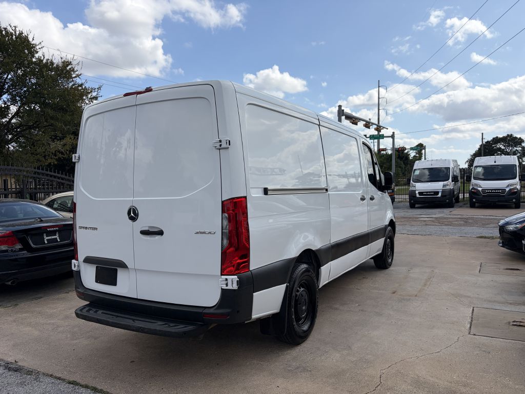 Photo 21 of this MERCEDES-BENZ SPRINTER