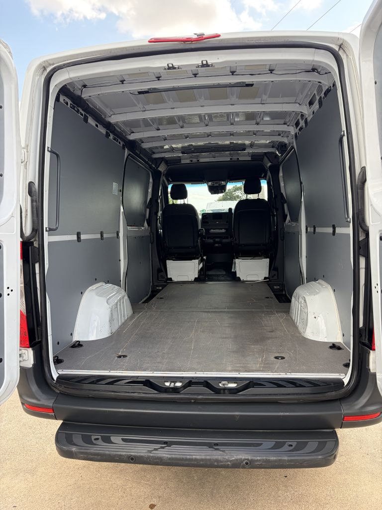 Photo 22 of this MERCEDES-BENZ SPRINTER