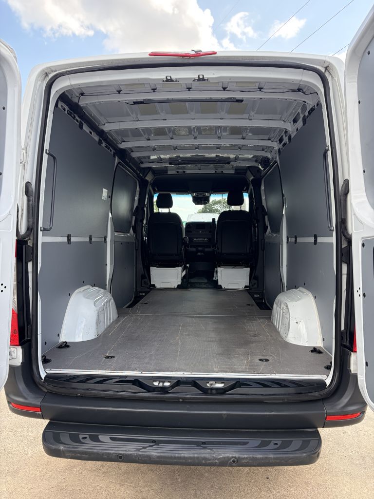 Photo 23 of this MERCEDES-BENZ SPRINTER