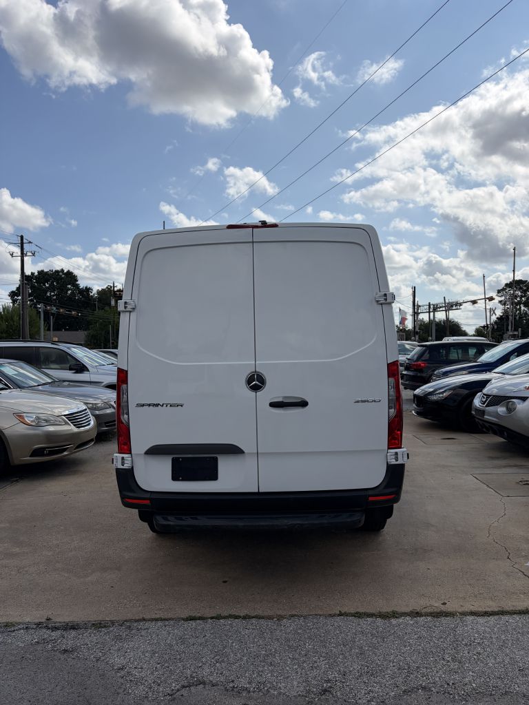 Photo 24 of this MERCEDES-BENZ SPRINTER
