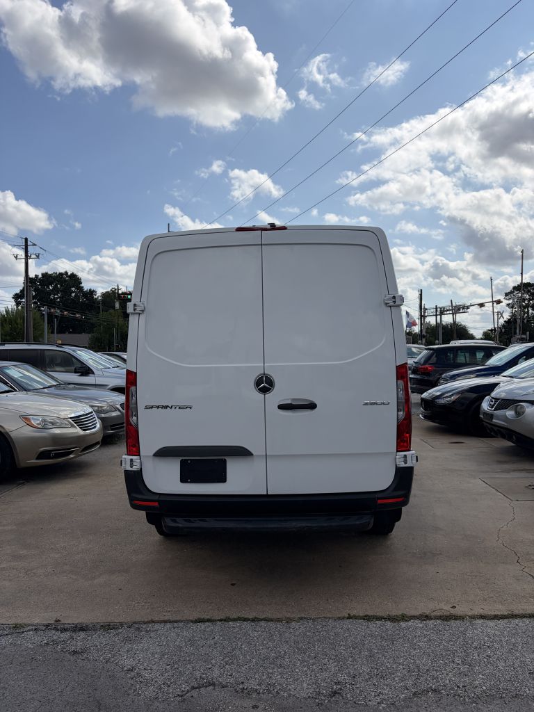 Photo 26 of this MERCEDES-BENZ SPRINTER