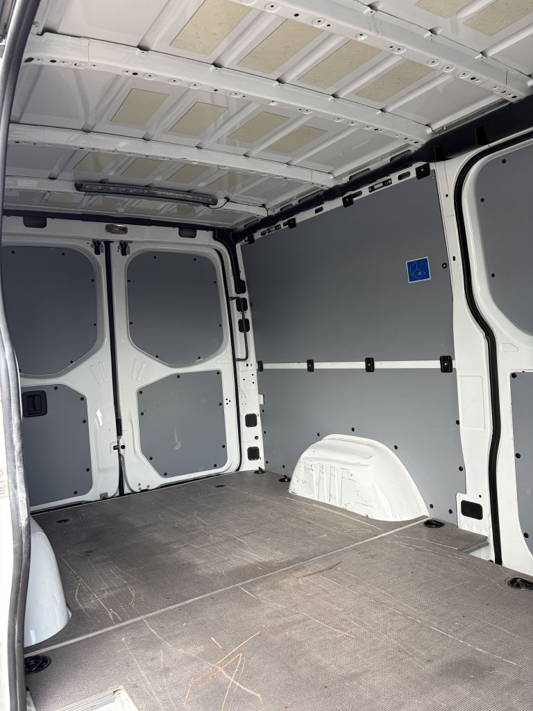 Photo 27 of this MERCEDES-BENZ SPRINTER