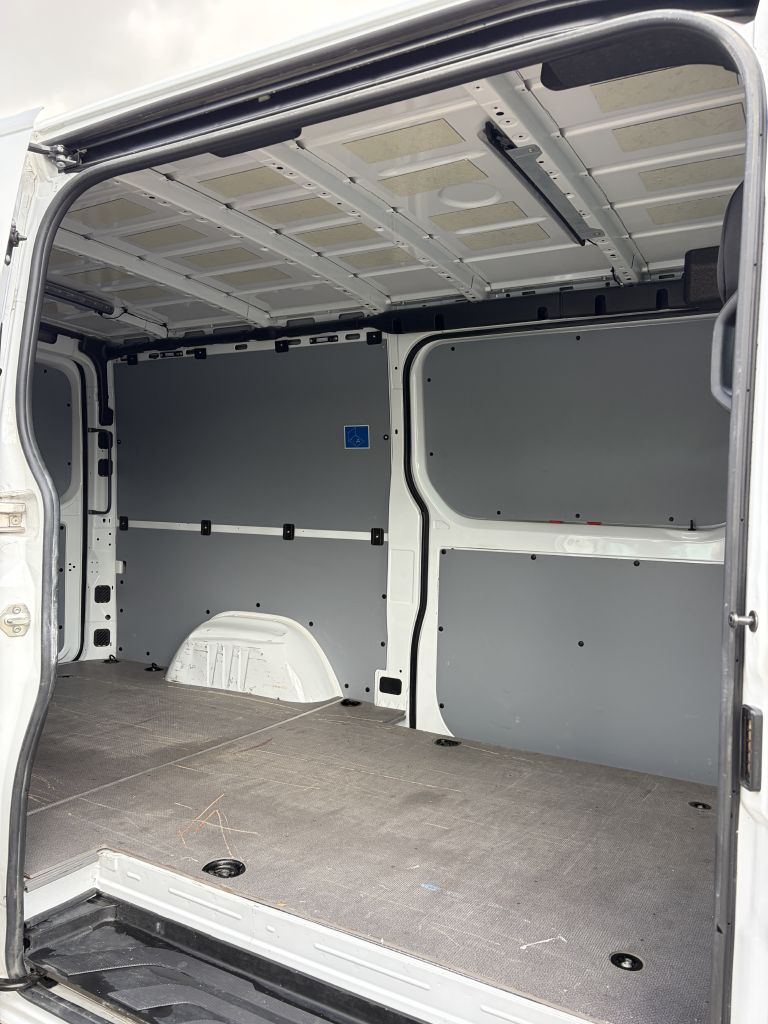 Photo 28 of this MERCEDES-BENZ SPRINTER