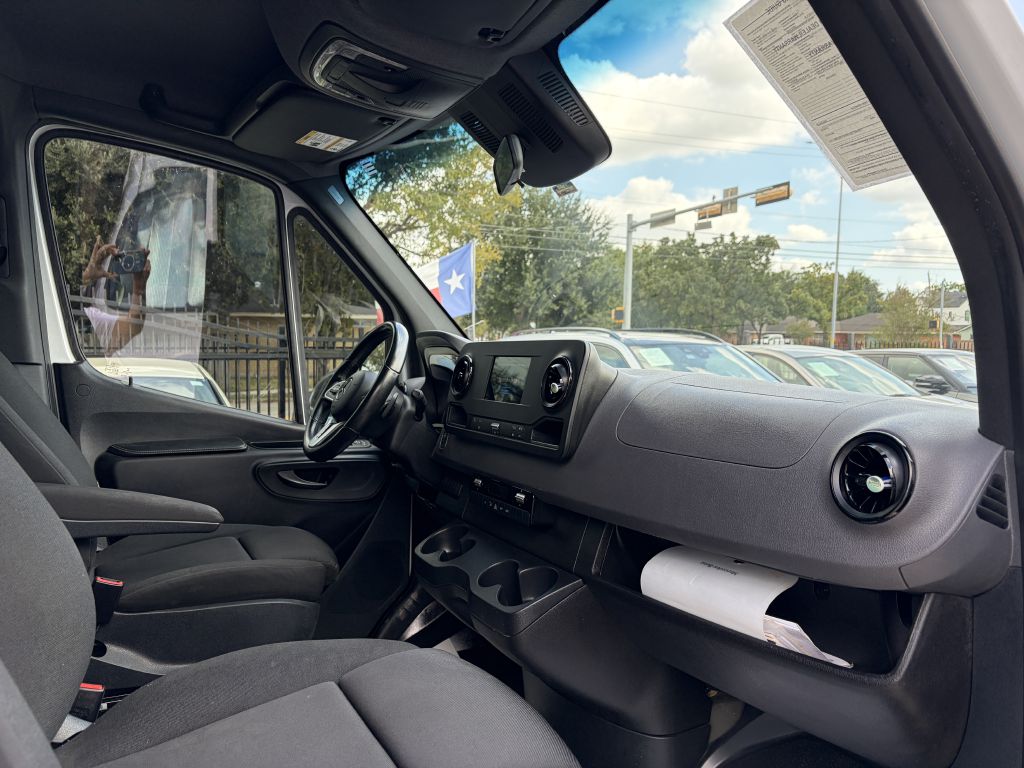Photo 25 of this MERCEDES-BENZ SPRINTER