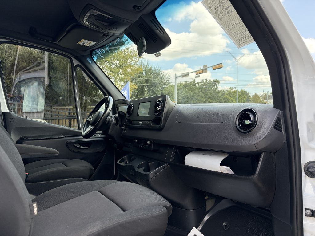 Photo 30 of this MERCEDES-BENZ SPRINTER