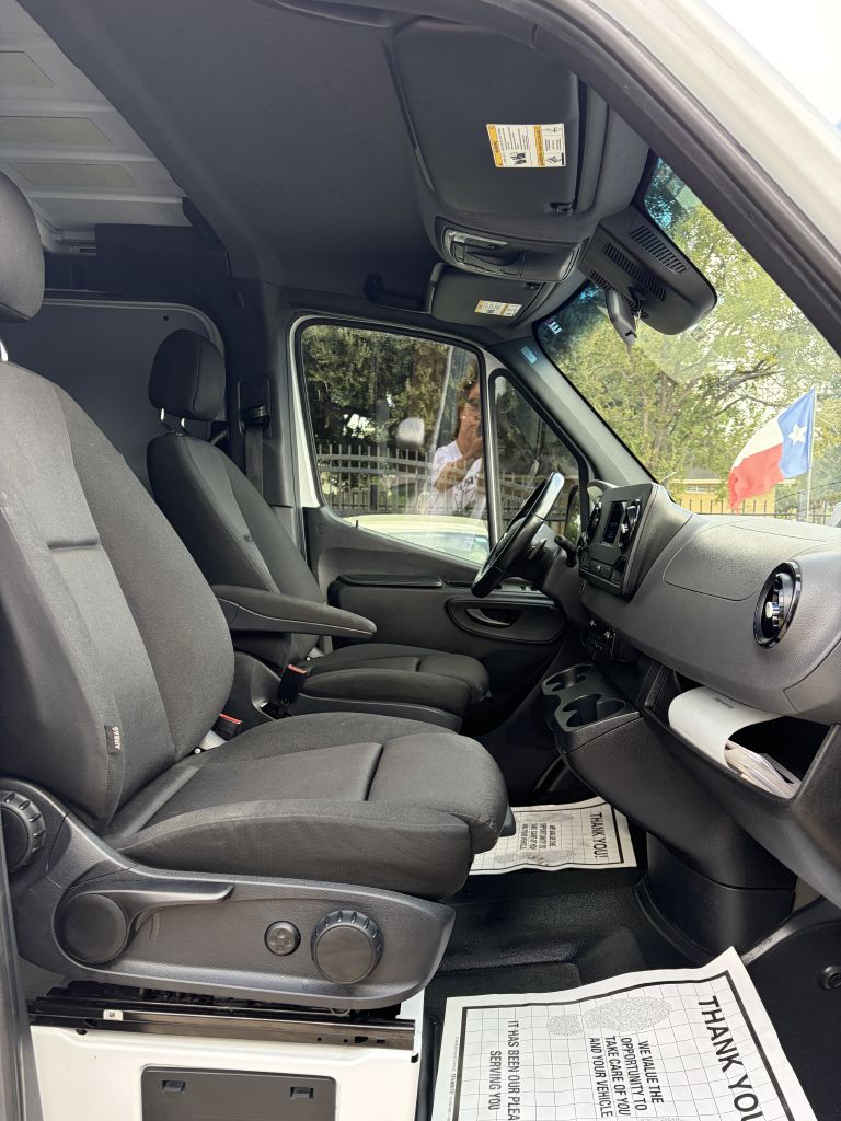 Photo 31 of this MERCEDES-BENZ SPRINTER