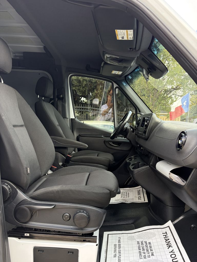 Photo 32 of this MERCEDES-BENZ SPRINTER