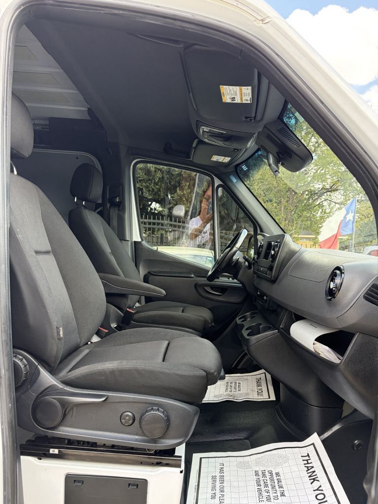 Photo 33 of this MERCEDES-BENZ SPRINTER