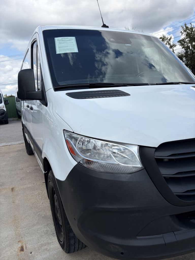 Photo 35 of this MERCEDES-BENZ SPRINTER