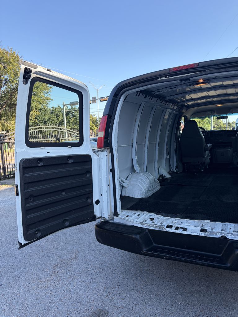 Photo 19 of this CHEVROLET EXPRESS G1500