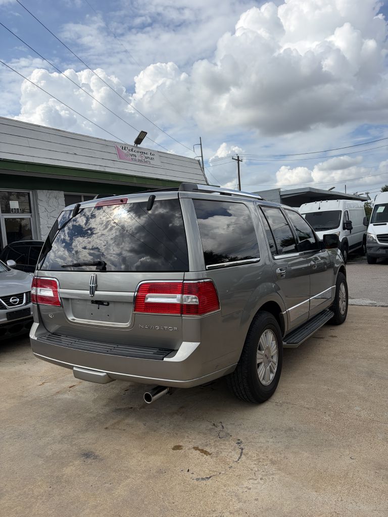 Photo 2 of this LINCOLN NAVIGATOR