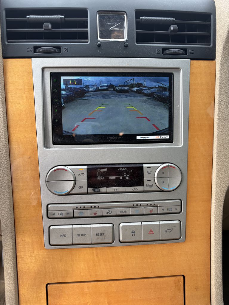Photo 3 of this LINCOLN NAVIGATOR