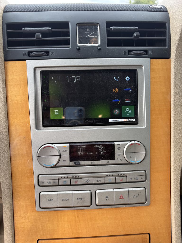 Photo 4 of this LINCOLN NAVIGATOR