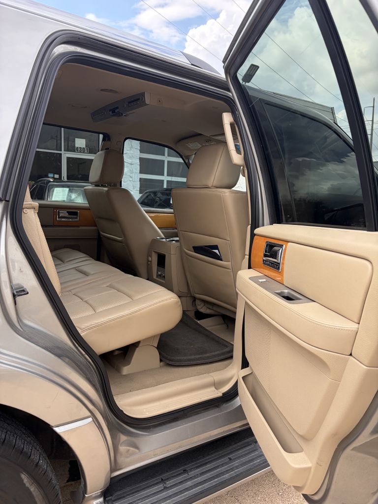 Photo 7 of this LINCOLN NAVIGATOR