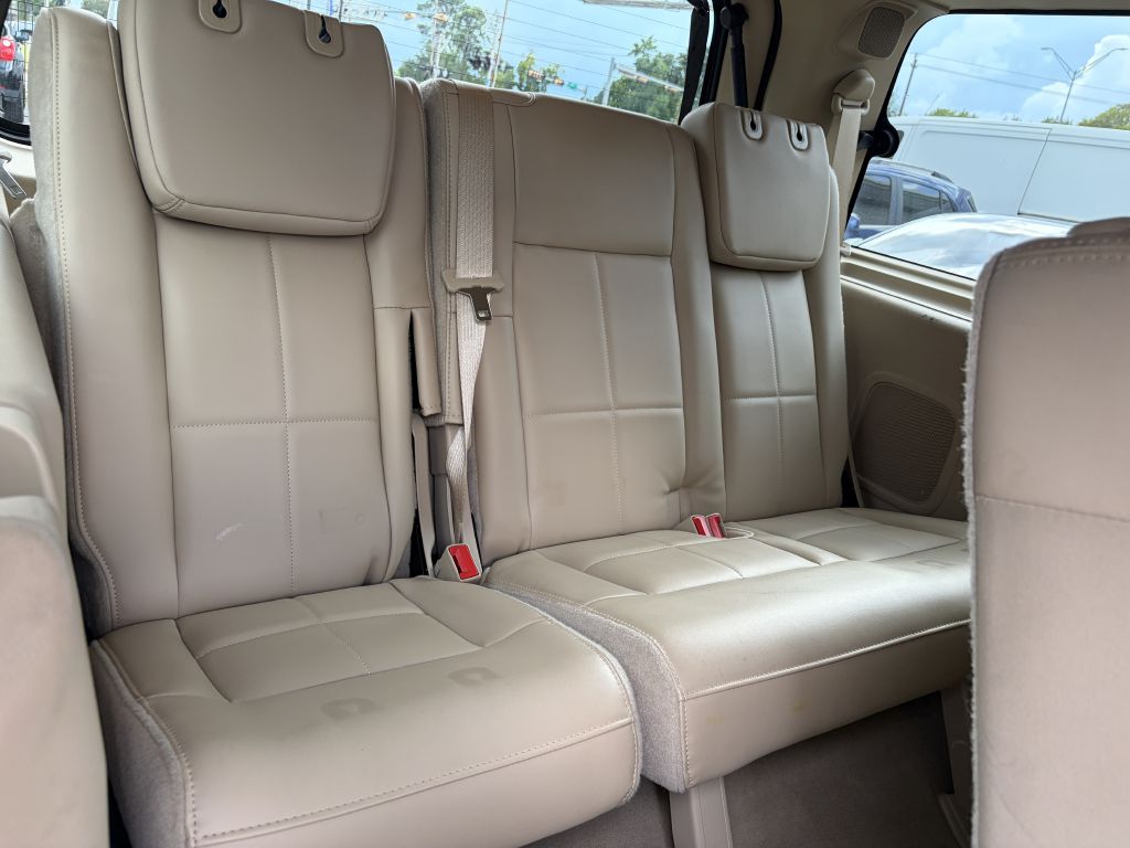 Photo 8 of this LINCOLN NAVIGATOR