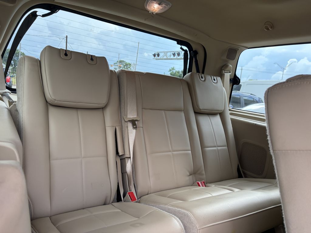 Photo 9 of this LINCOLN NAVIGATOR