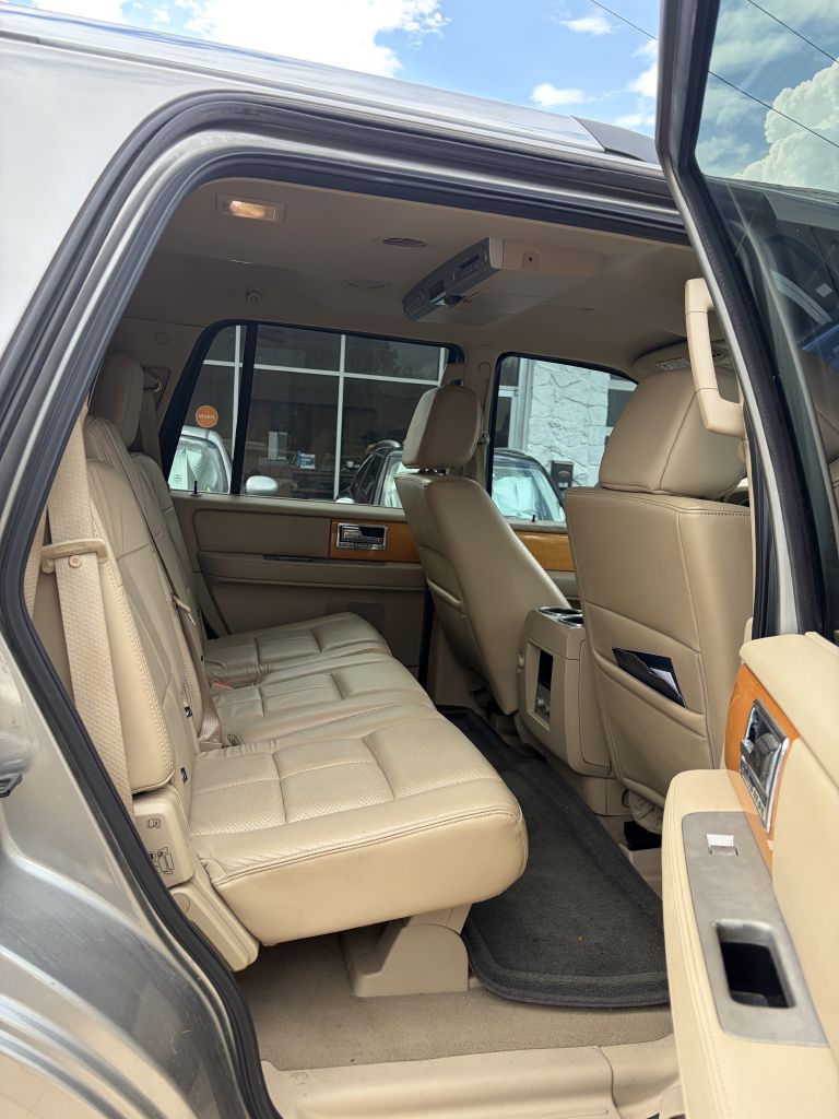 Photo 11 of this LINCOLN NAVIGATOR