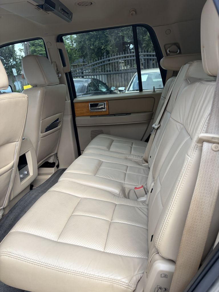 Photo 13 of this LINCOLN NAVIGATOR